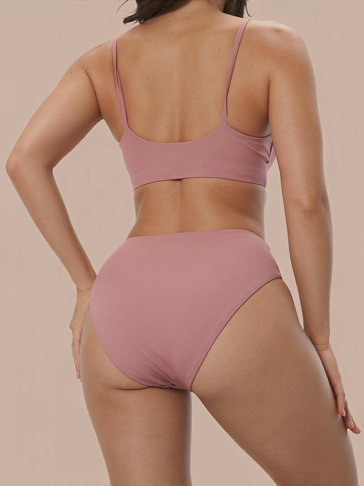 Menstruatie ondergoed roze, high waist brief gedragen van achteren