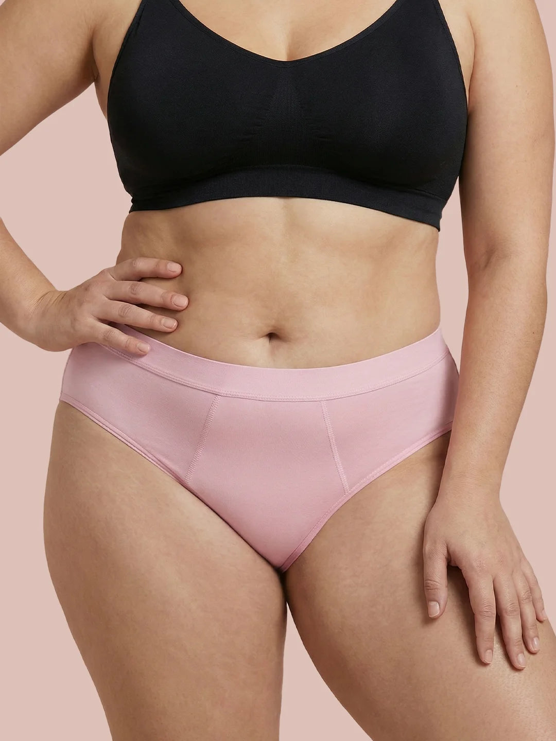 Menstruatie ondergoed roze, close-up van gedragen invisible hugger aan de voorkant