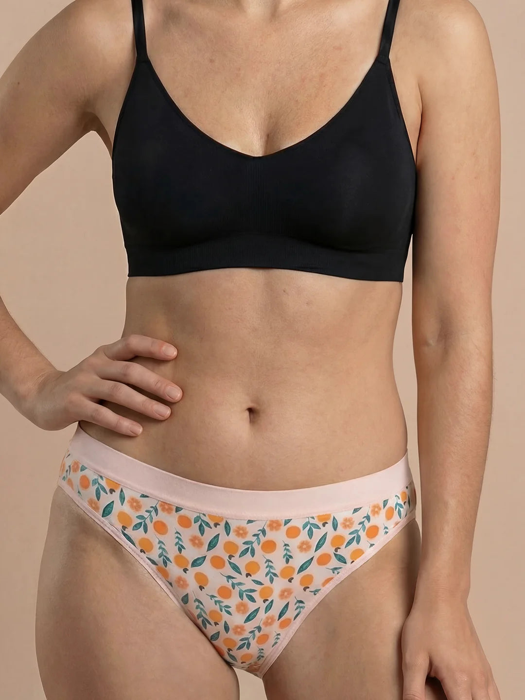 Menstruatie ondergoed tieners, close-up van gedragen flow met citroenprint aan de voorkant