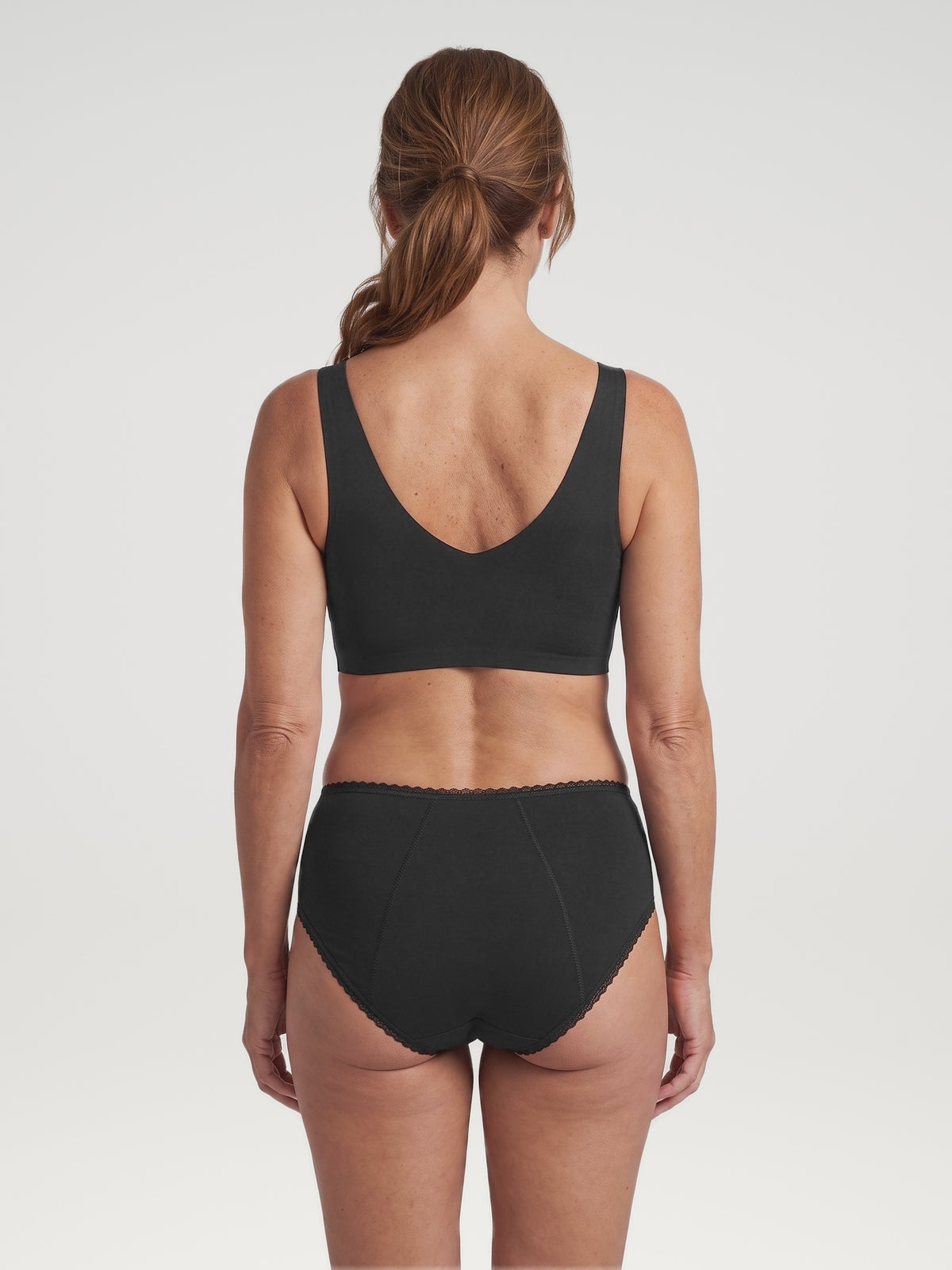 Everyday Brief zwart, achteraanzicht aan model