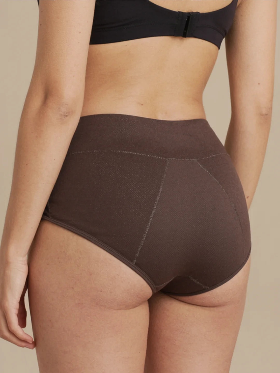 Menstruatie ondergoed donker bruin, huggster brief gedragen van achteren