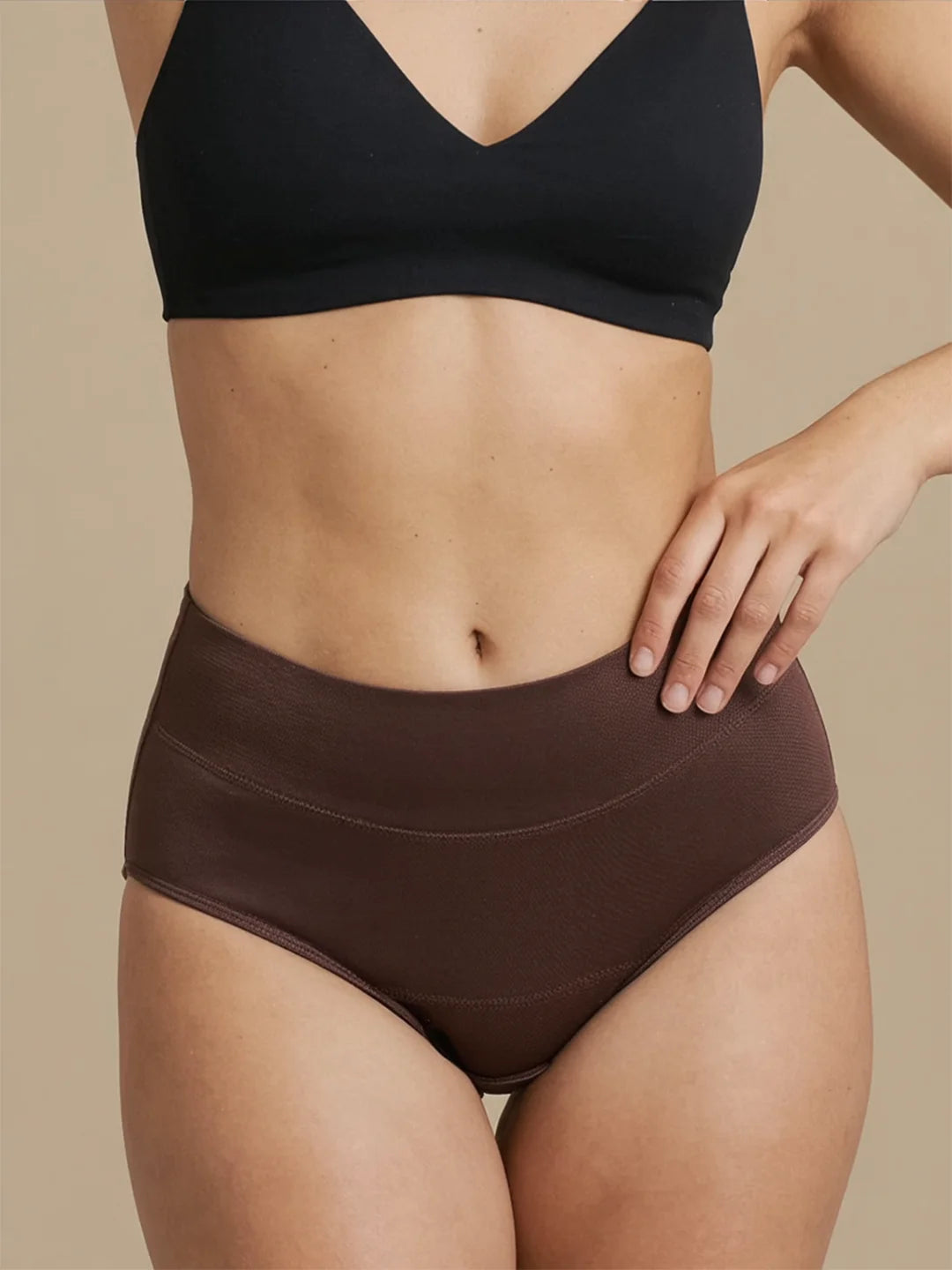 Menstruatie ondergoed donker bruin, close-up van gedragen huggster brief aan de voorkant