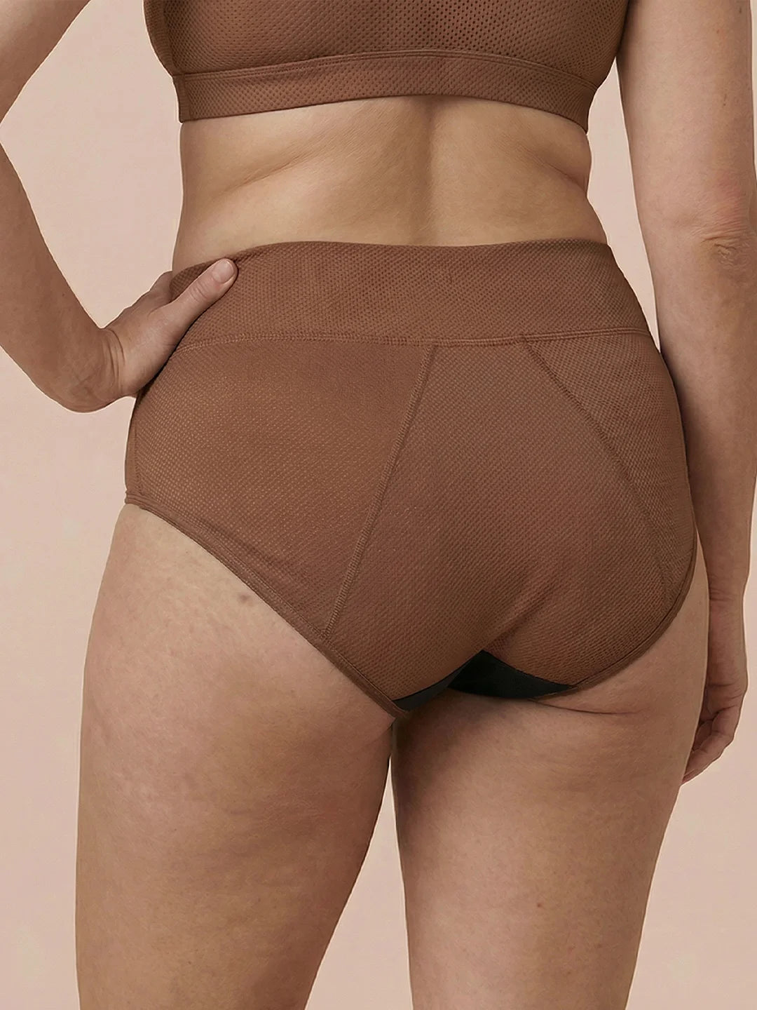 Menstruatie ondergoed karamel, classic brief gedragen van achteren