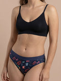 Menstruatie ondergoed tieners, close-up van gedragen flow flower power aan de voorkant