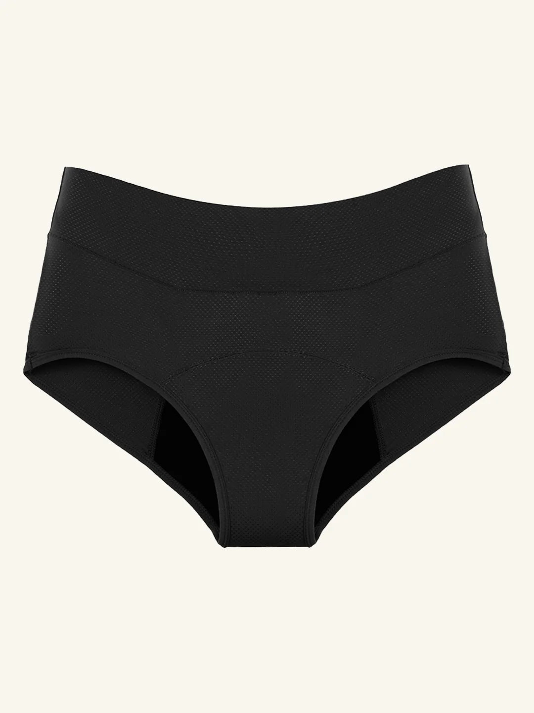 Menstruatie ondergoed zwart, losse classic brief in vooraanzicht tegen een lichte achtergrond