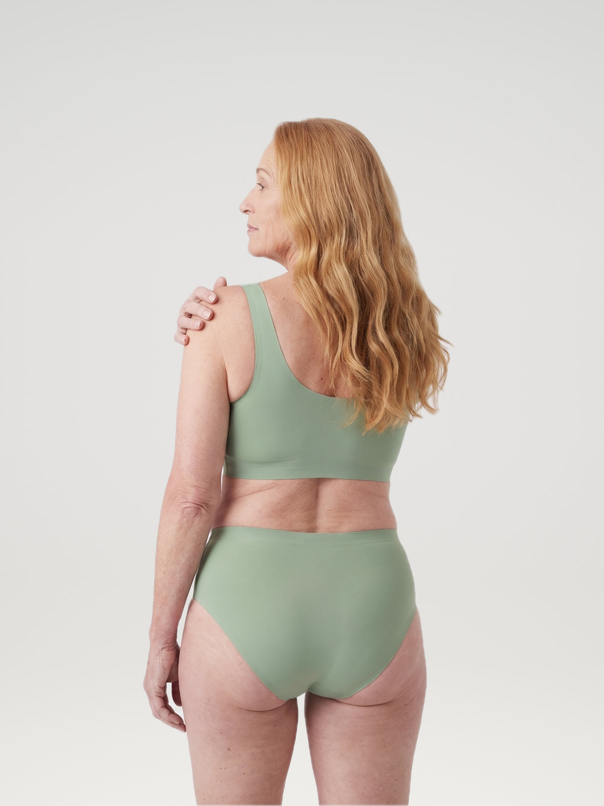 High Waist Brief groen, achteraanzicht aan model
