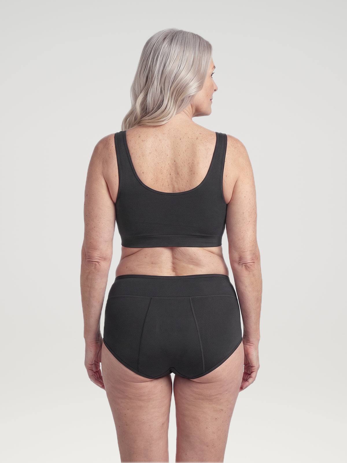 Huggster Brief zwart, achteraanzicht aan model